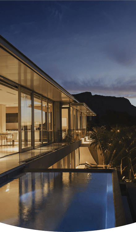 Casa moderna iluminada ao entardecer