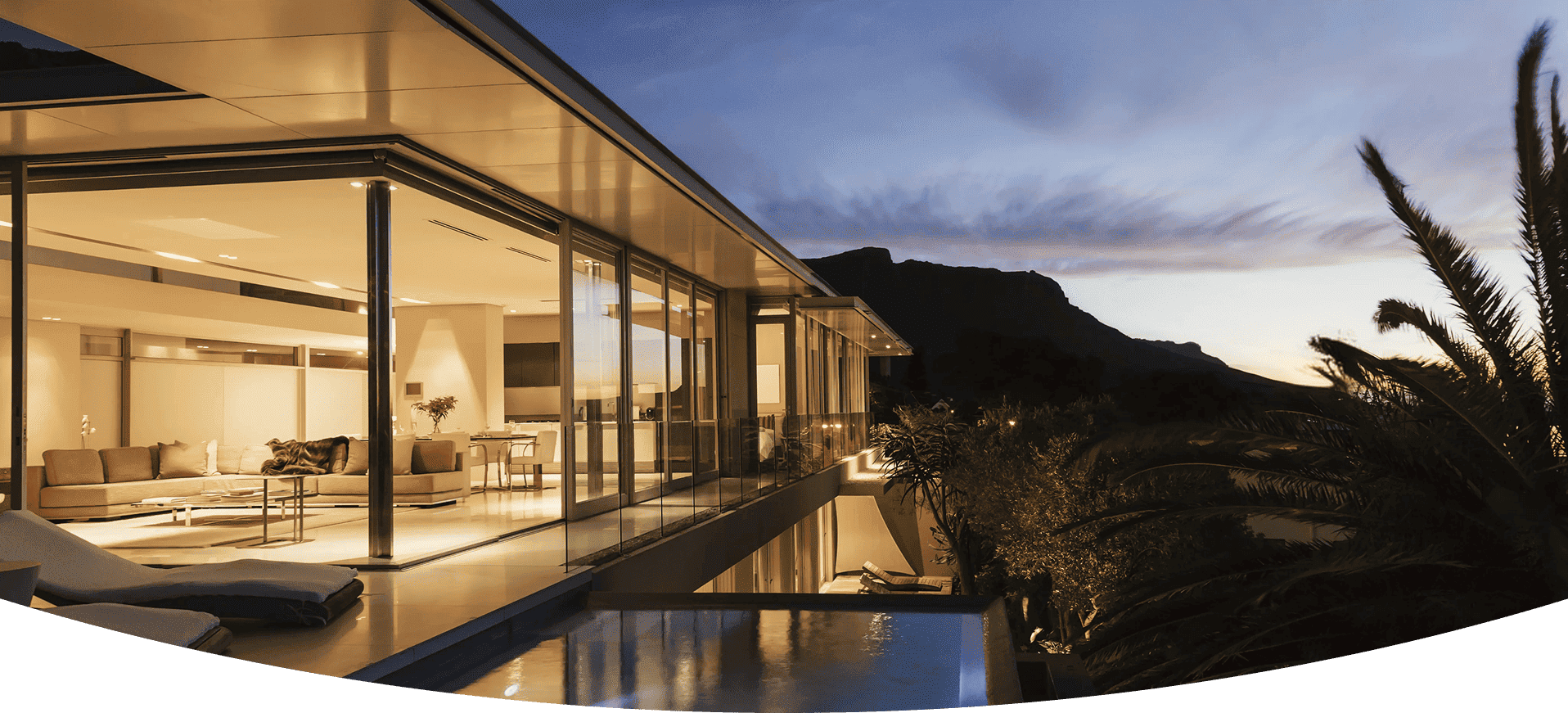 Casa moderna iluminada ao entardecer