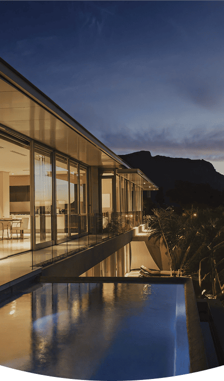Casa moderna iluminada ao entardecer